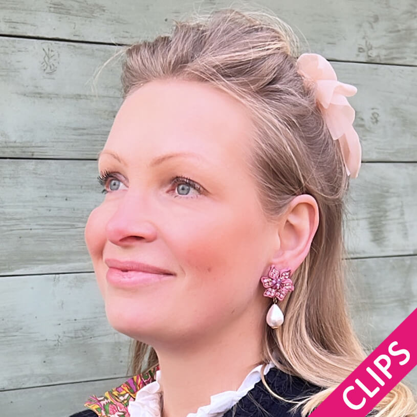 Süße Blumen-Soutache-Ohrclips in Puderrosa mit kleinen Baumwolltropfen