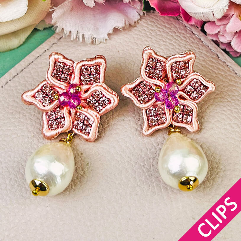 Süße Blumen-Soutache-Ohrclips in Rosé mit kleinen Baumwolltropfen