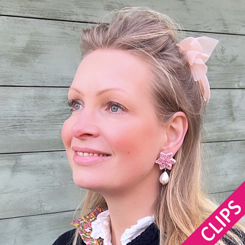 Süße Blumen-Soutache-Ohrclips in Rosé mit kleinen Baumwolltropfen