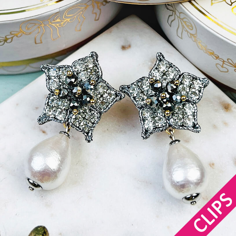 Süße Blumen-Soutache-Ohrclips in Silber mit kleinen Baumwolltropfen