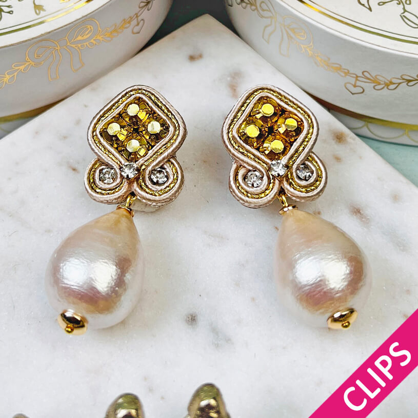 Außergewöhnliche Soutache-Ohrclips in Champagner und Gold mit Baumwolltropfen