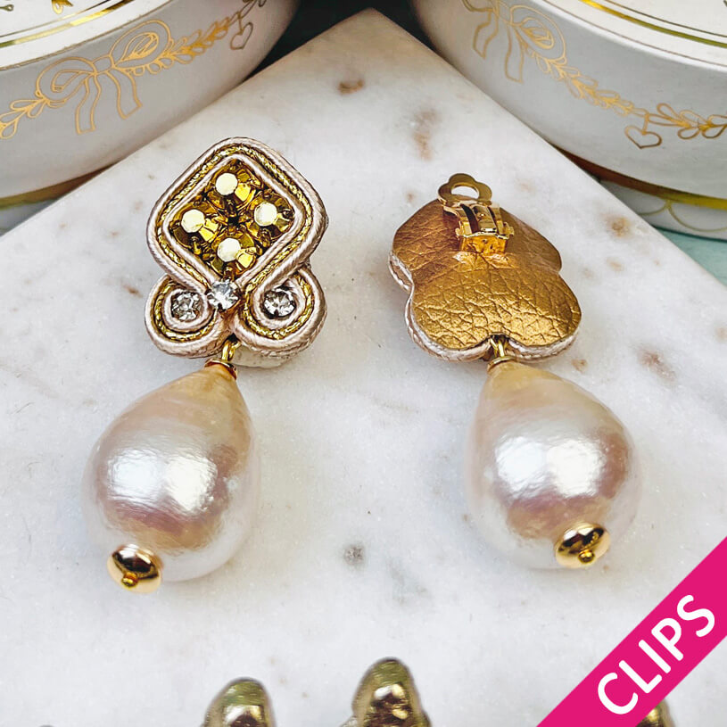 Außergewöhnliche Soutache-Ohrclips in Champagner und Gold mit Baumwolltropfen