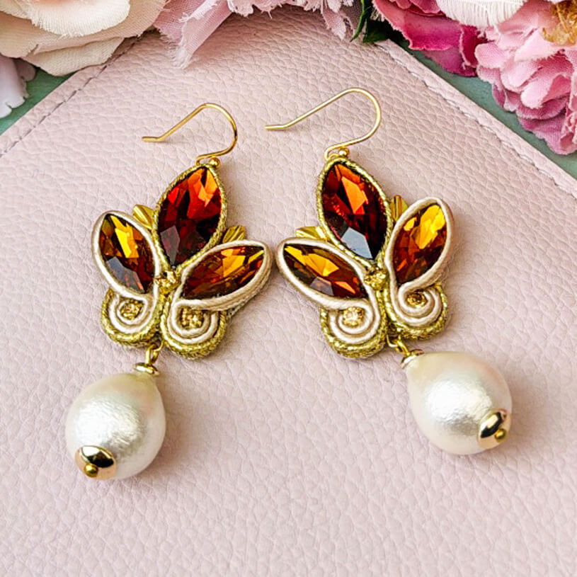 Schöne Soutache-Ohrhänger in braunem Cognacton mit Baumwolltropfen