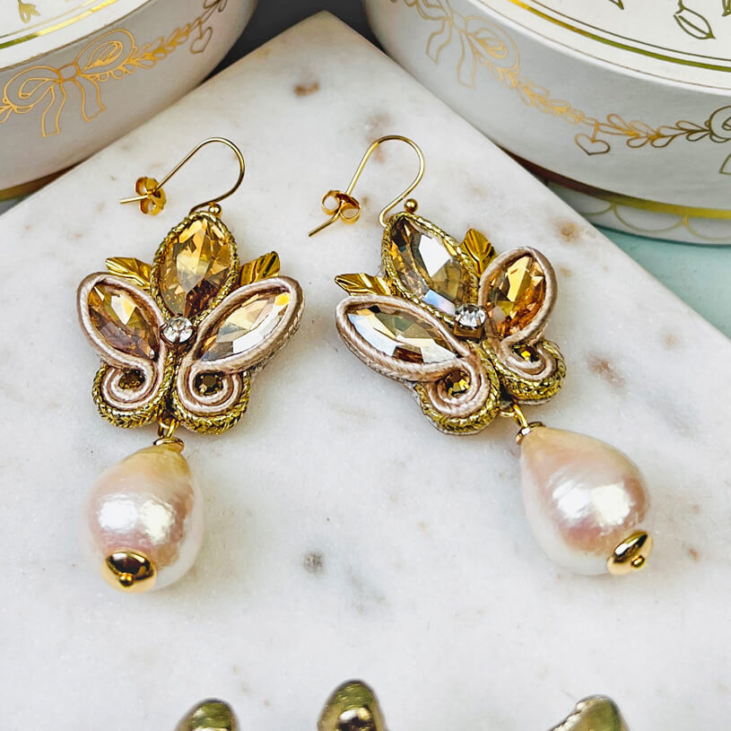 Schöne Soutache-Ohrhänger in Champagner und Gold mit Baumwolltropfen