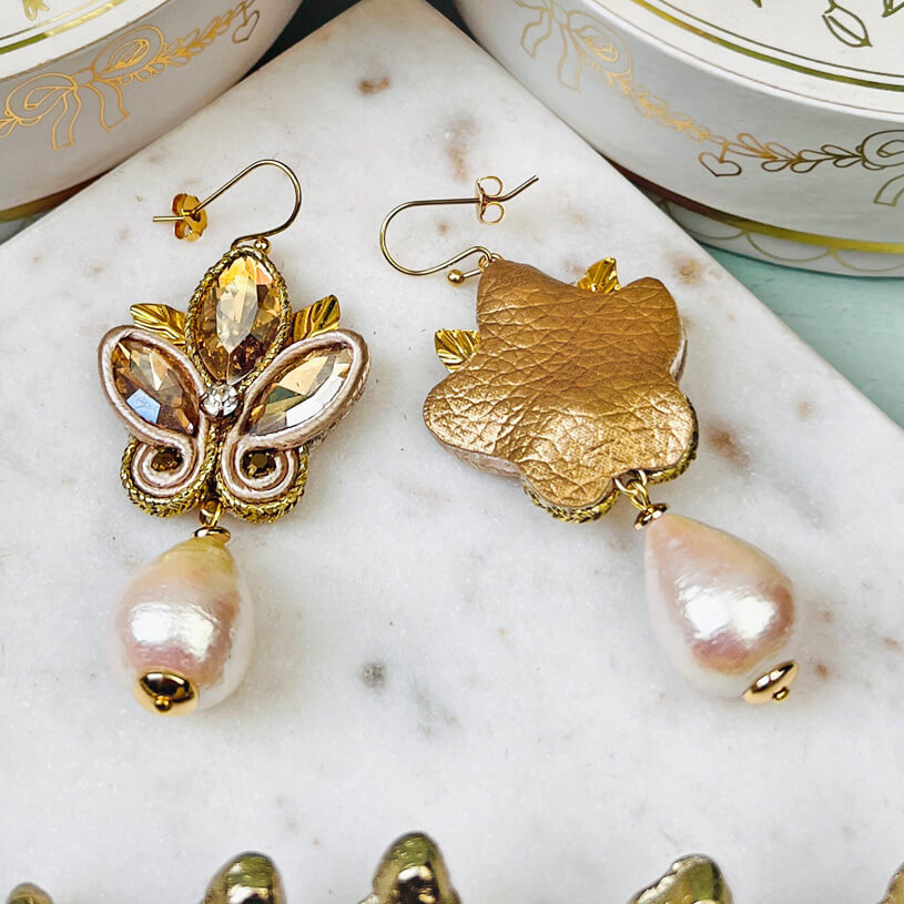 Schöne Soutache-Ohrhänger in Champagner und Gold mit Baumwolltropfen