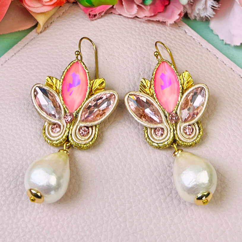 Schöne Soutache-Ohrhänger in Rosa und zartem Gold mit Baumwolltropfen