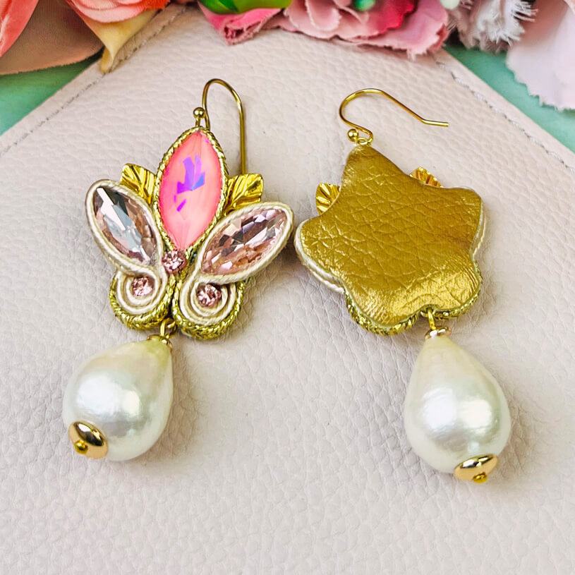 Schöne Soutache-Ohrhänger in Rosa und zartem Gold mit Baumwolltropfen