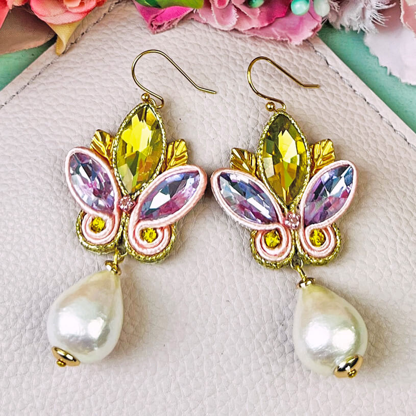 Schöne Soutache-Ohrhänger in Flieder und Gelb mit Baumwolltropfen