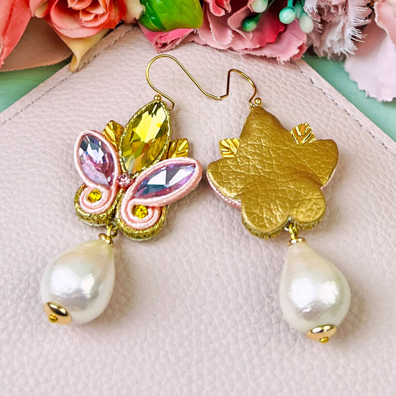 Schöne Soutache-Ohrhänger in Flieder und Gelb mit Baumwolltropfen