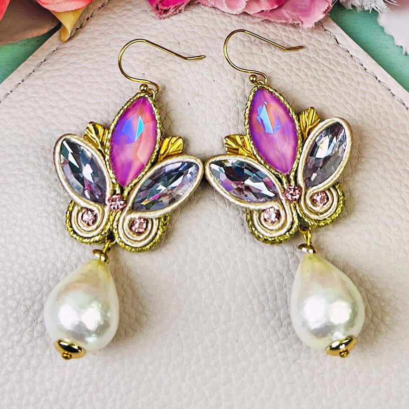 Schöne Soutache-Ohrhänger in Flieder und Gold mit Baumwolltropfen