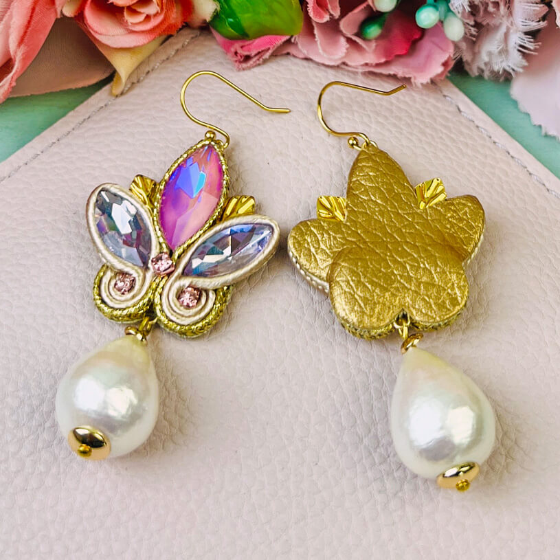 Schöne Soutache-Ohrhänger in Flieder und Gold mit Baumwolltropfen