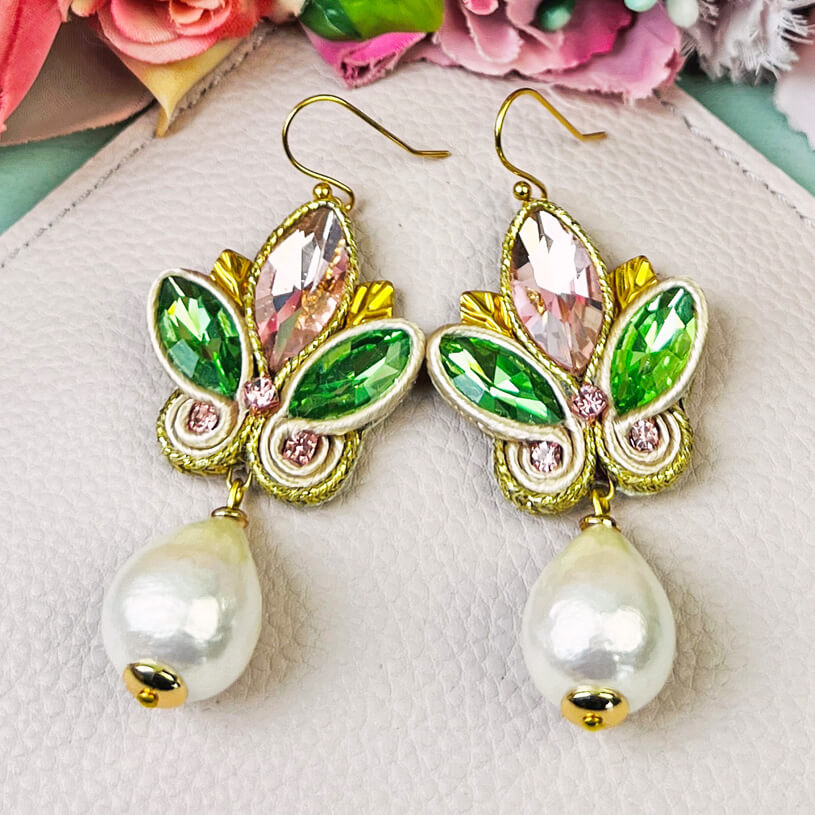 Schöne Soutache-Ohrhänger in Rosa und Grün mit Baumwolltropfen