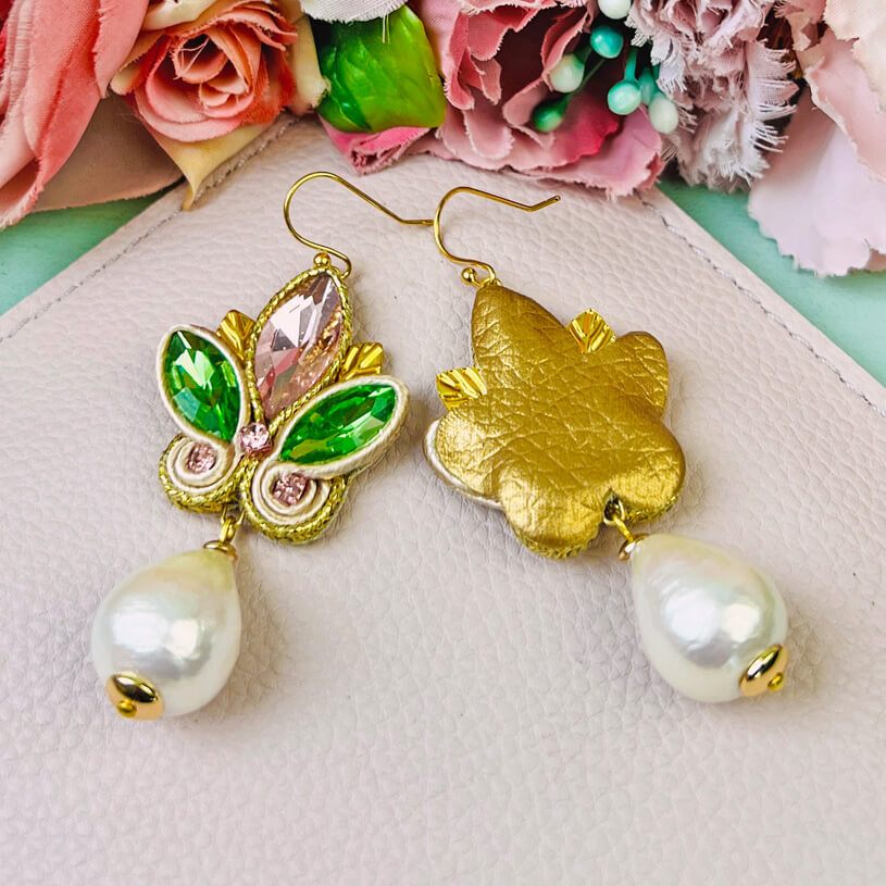 Schöne Soutache-Ohrhänger in Rosa und Grün mit Baumwolltropfen