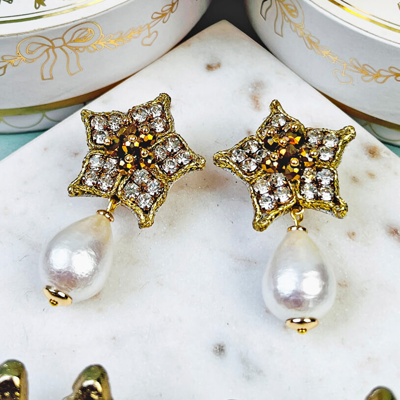 Süße Blumen-Soutache-Ohrringe in Gold mit kleinen Baumwolltropfen