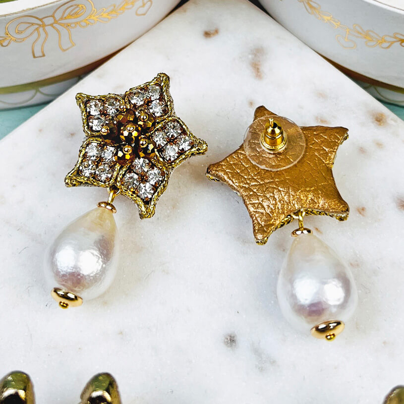 Süße Blumen-Soutache-Ohrringe in Gold mit kleinen Baumwolltropfen