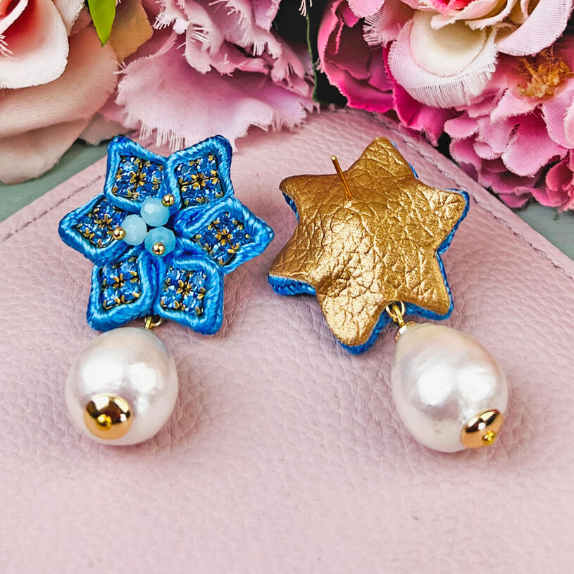 Süße Blumen-Soutache-Ohrringe in Blau mit kleinen Baumwolltropfen