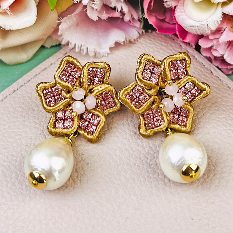 Süße Blumen-Soutache-Ohrringe in Beige und Rosa mit kleinen Baumwolltropfen