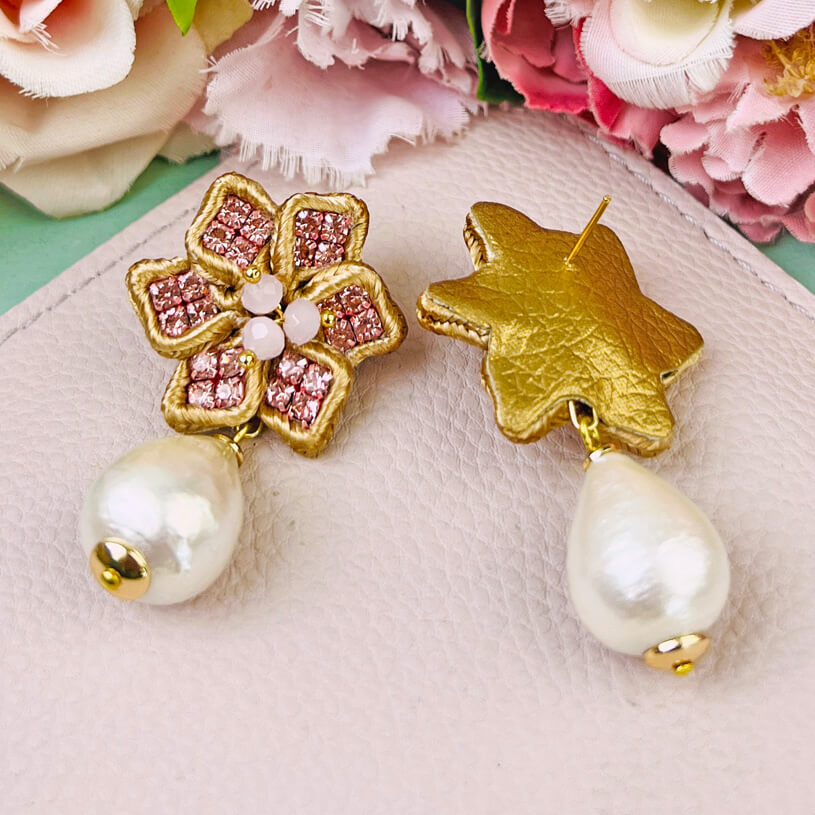 Süße Blumen-Soutache-Ohrringe in Beige und Rosa mit kleinen Baumwolltropfen