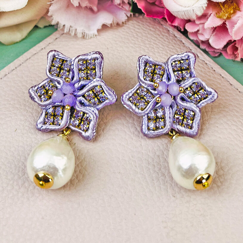 Süße Blumen-Soutache-Ohrringe in Flieder mit kleinen Baumwolltropfen