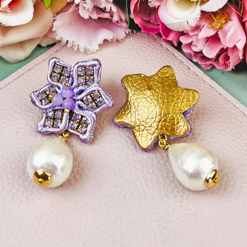 Süße Blumen-Soutache-Ohrringe in Flieder mit kleinen Baumwolltropfen