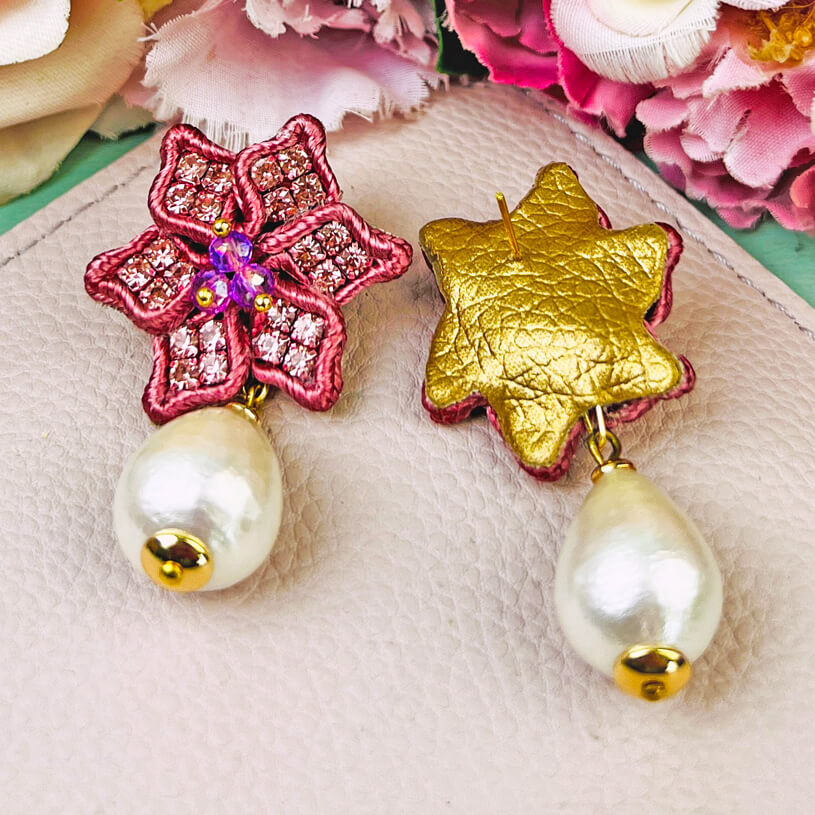 Süße Blumen-Soutache-Ohrringe in Puderrosa mit kleinen Baumwolltropfen