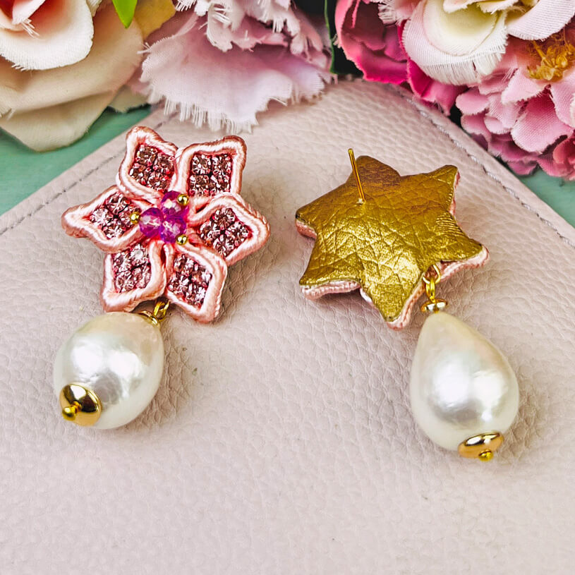 Süße Blumen-Soutache-Ohrringe in Rosé mit kleinen Baumwolltropfen