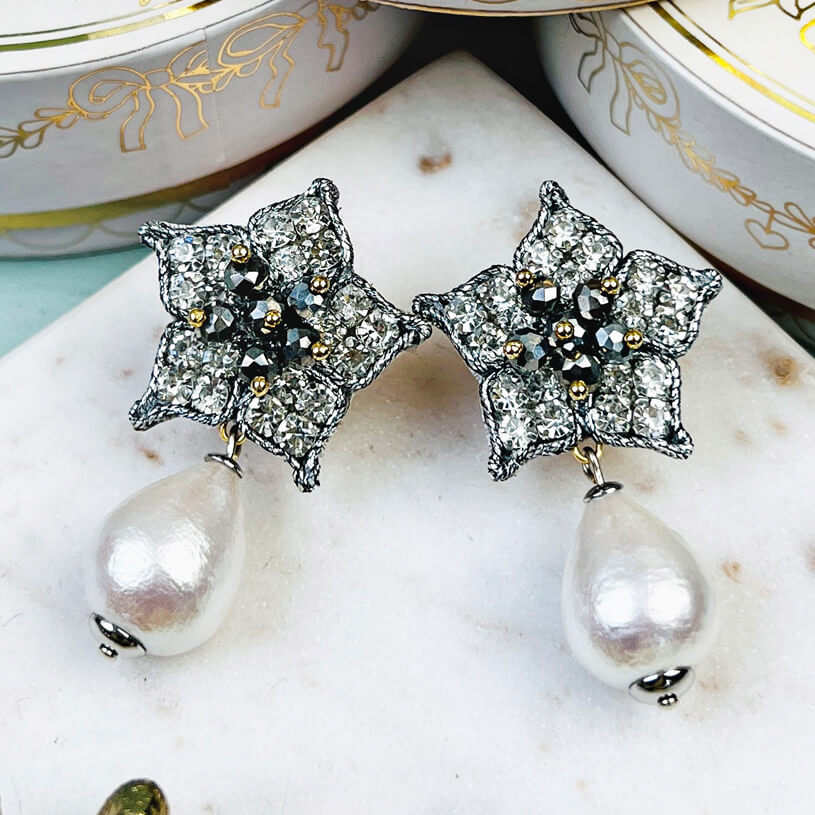 Süße Blumen-Soutache-Ohrringe in Silber mit kleinen Baumwolltropfen