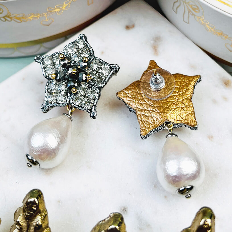 Süße Blumen-Soutache-Ohrringe in Silber mit kleinen Baumwolltropfen