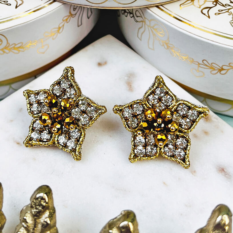 Süße Blumen-Soutache-Ohrringe in Gold