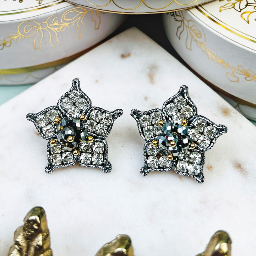 Süße Blumen-Soutache-Ohrringe in Silber