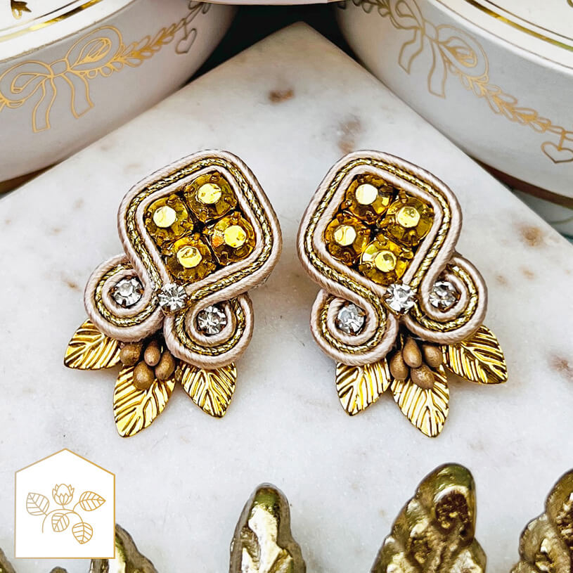 Elegante Soutache-Ohrstecker in Gold und Champagner