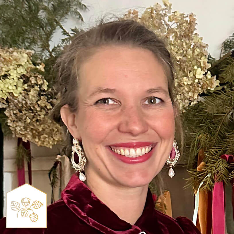 Samt-Soutache-Ohrstecker in Rot und Gold mit Baumwolltropfen