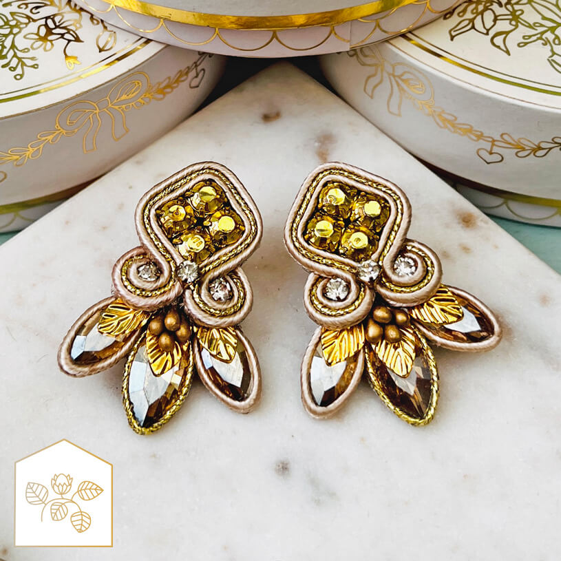 Zauberhafte Soutache-Ohrstecker in Gold und Champagner