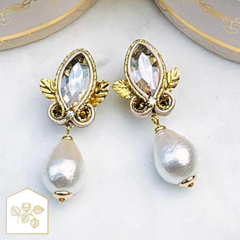 Kleine Soutache-Ohrstecker in Gold und Champagner mit Baumwolltropfen