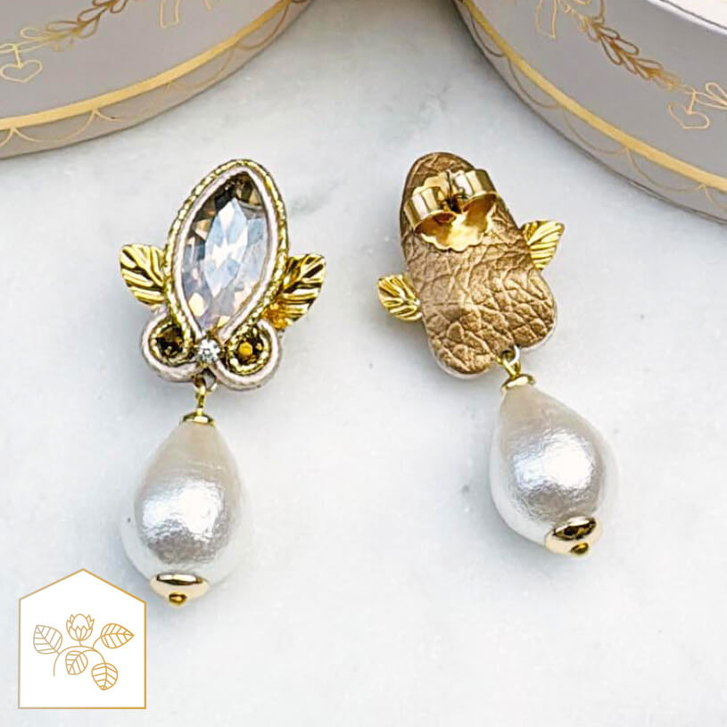 Kleine Soutache-Ohrstecker in Gold und Champagner mit Baumwolltropfen