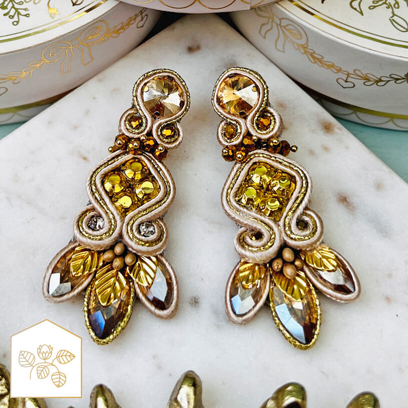 Wunderschöne Soutache-Ohrstecker in Gold und Champagner