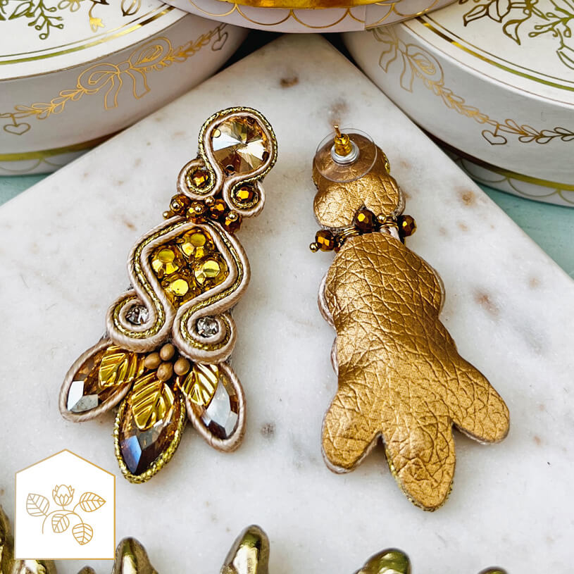 Wunderschöne Soutache-Ohrstecker in Gold und Champagner