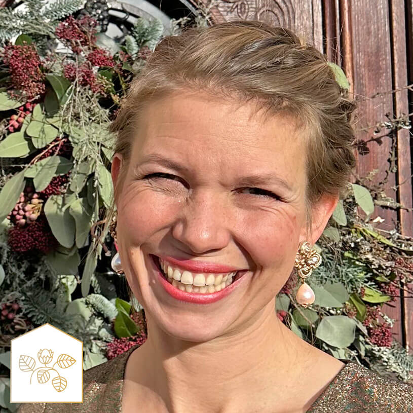 Blüten-Soutache-Ohrstecker in Gold und Champagner mit Baumwolltropfen