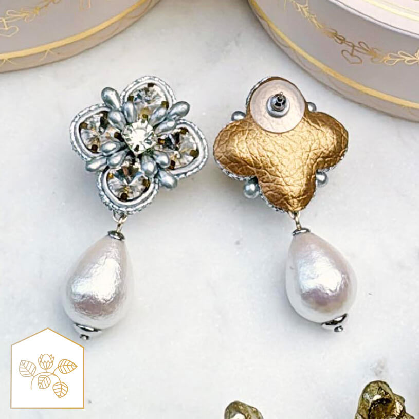 Blüten-Soutache-Ohrstecker in Silber mit Baumwolltropfen