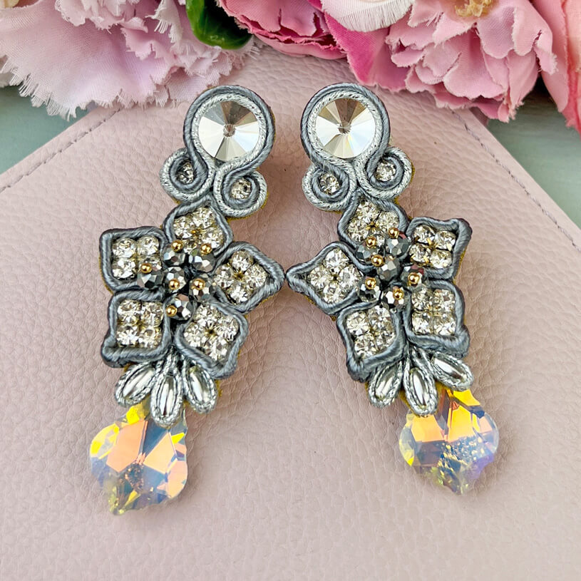 Besondere Schneekristall-Soutache-Ohrringe in Silber