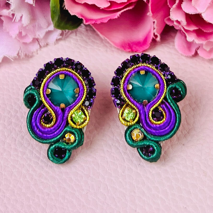Schöne Soutache-Ohrringe in Violett und Grün