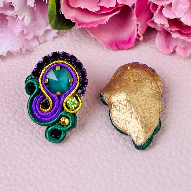Schöne Soutache-Ohrringe in Violett und Grün