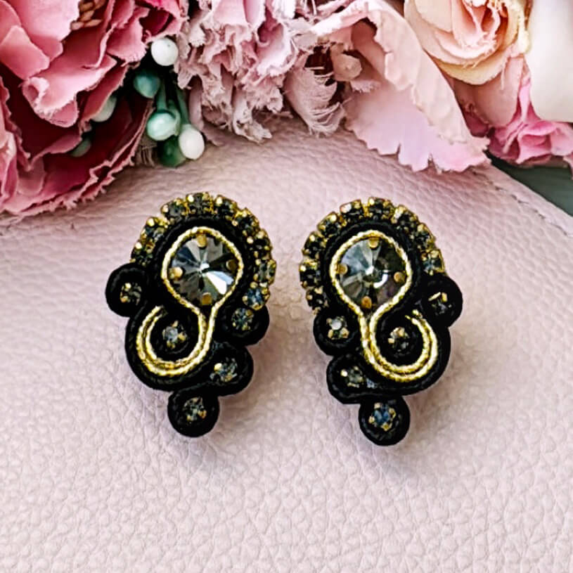 Schöne Soutache-Ohrringe in Schwarz und Gold