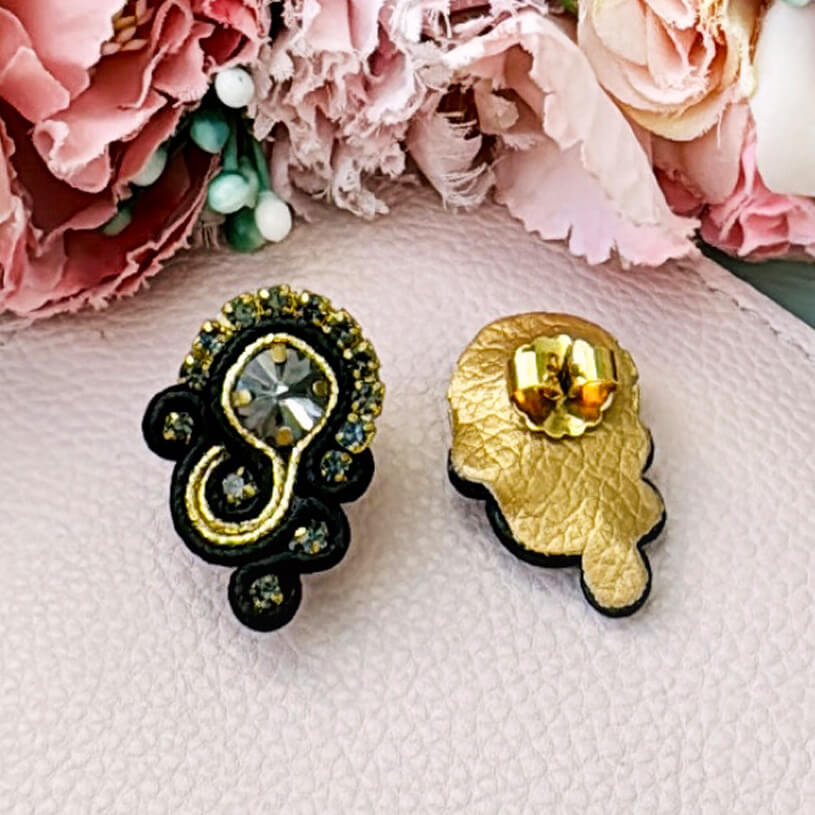 Schöne Soutache-Ohrringe in Schwarz und Gold
