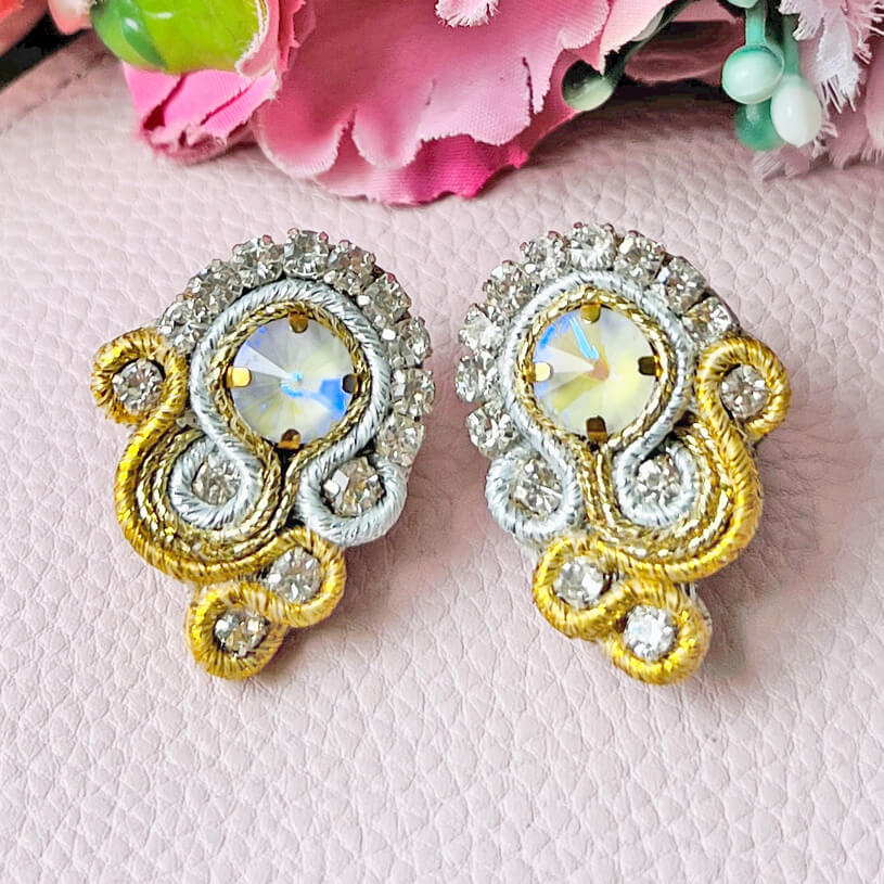 Schöne Soutache-Ohrringe in Champagner