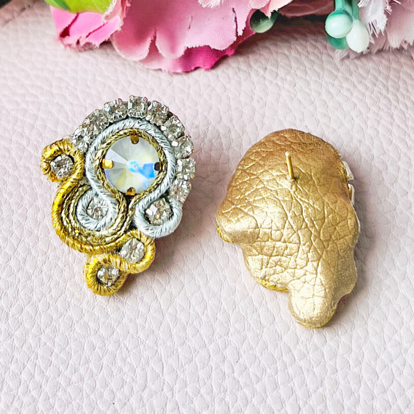 Schöne Soutache-Ohrringe in Champagner