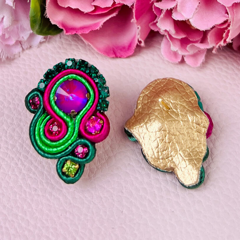 Schöne Soutache-Ohrringe in Dunkelgrün und Pink