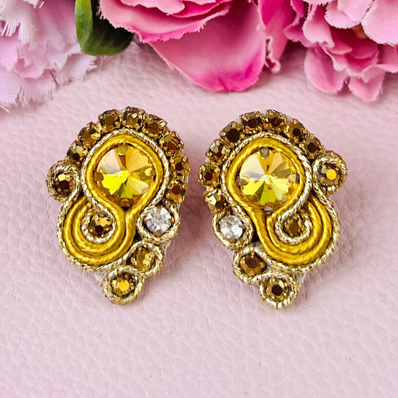 Schöne Soutache-Ohrringe in Gold