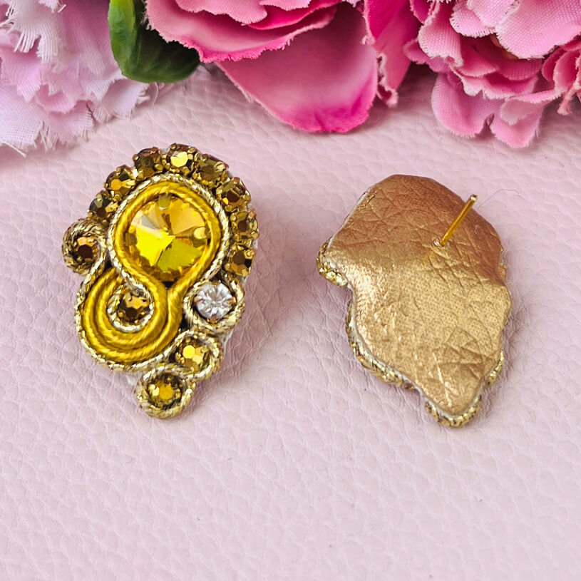 Schöne Soutache-Ohrringe in Gold