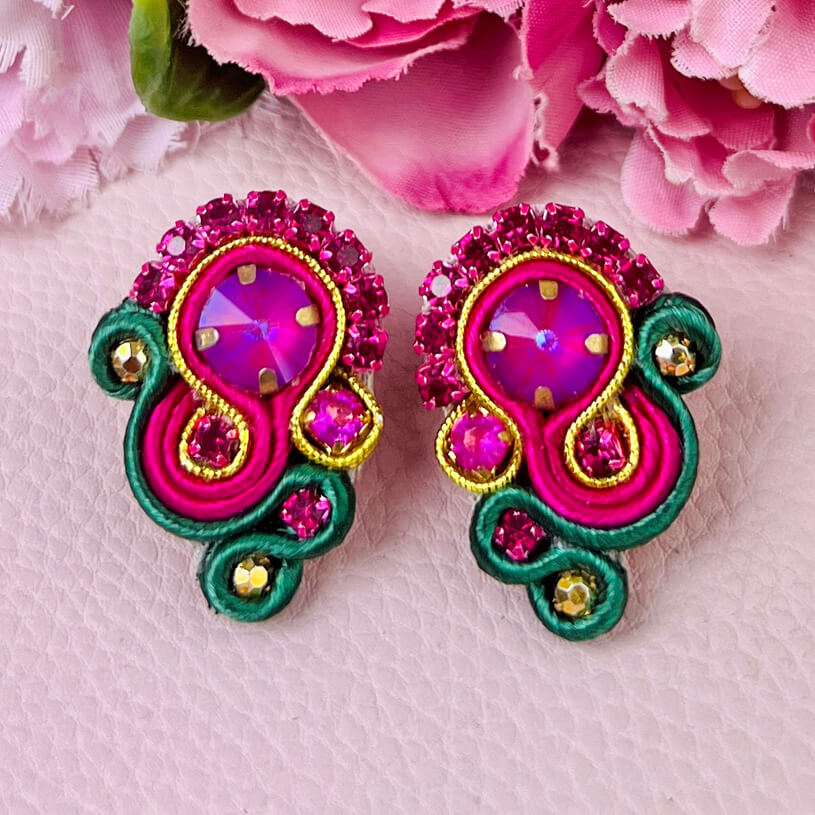 Schöne Soutache-Ohrringe in Pink und Grün